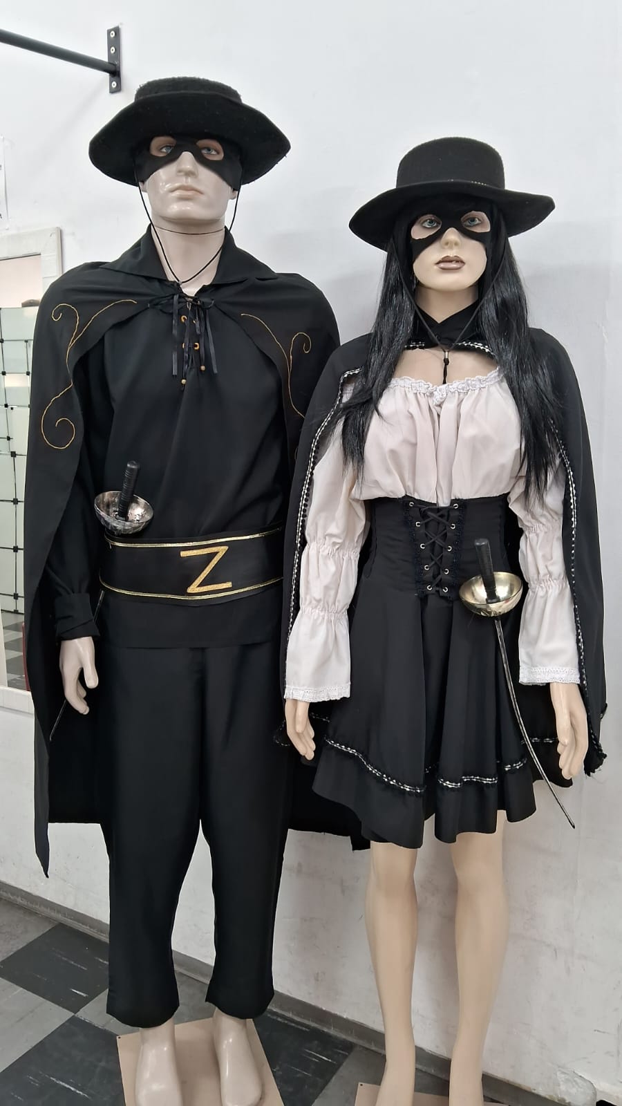 Zorro preto/dourado e Zorra